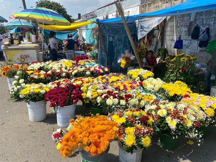 Ventas de flores repuntaron 90% por Día de Muertos