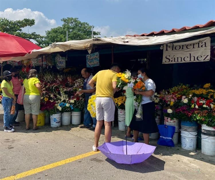 Ventas de flores repuntaron 90% por Día de Muertos