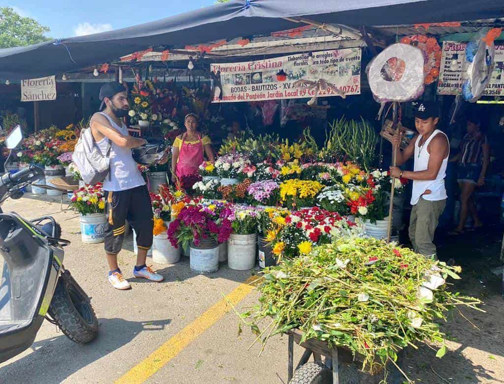 Ventas de flores repuntaron 90% por Día de Muertos