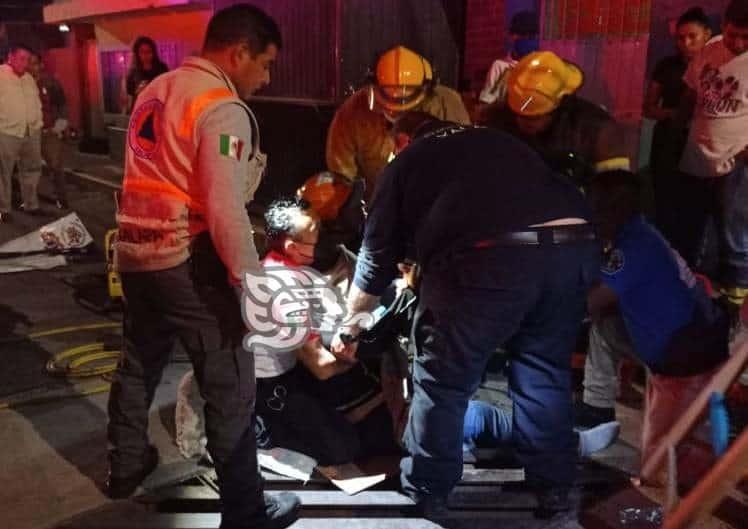 Mujer queda atrapada en la rejilla de una alcantarilla, en Xalapa