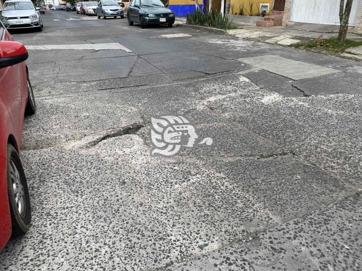 Por las lluvias, crece hundimiento en calle Simón Bolívar, en Xalapa