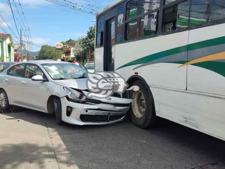 Choque entre urbano y auto en Córdoba deja un lesionado