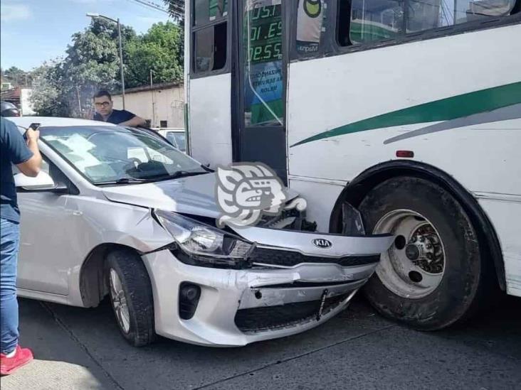 Choque entre urbano y auto en Córdoba deja un lesionado