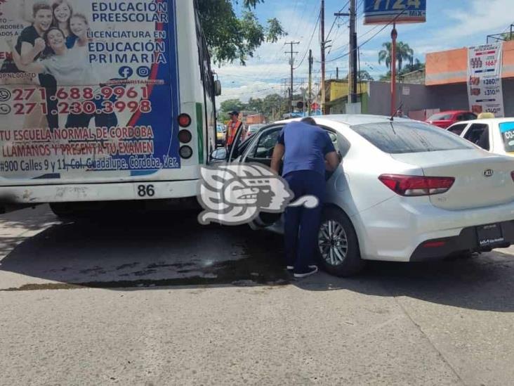 Choque entre urbano y auto en Córdoba deja un lesionado