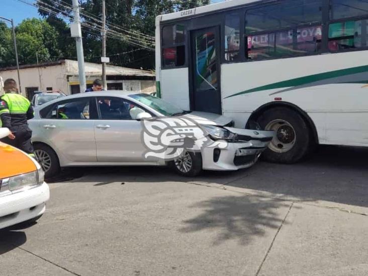 Choque entre urbano y auto en Córdoba deja un lesionado