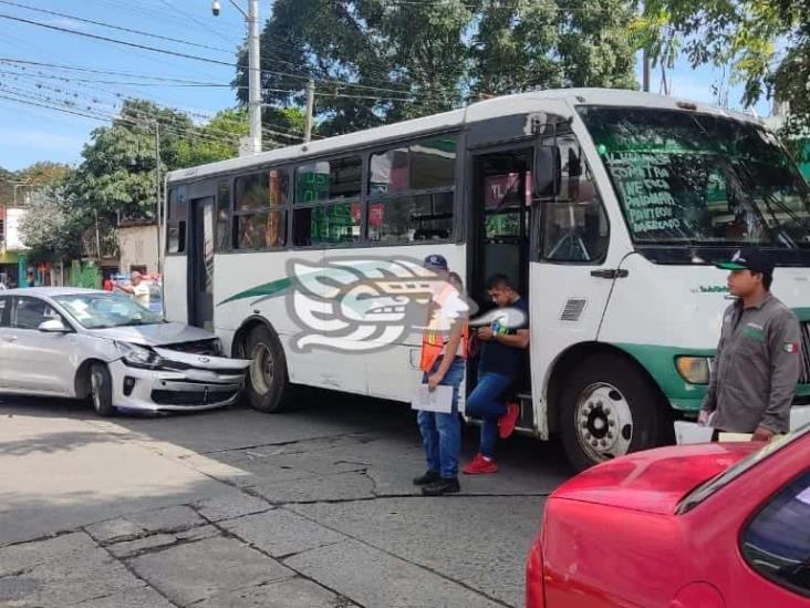 Choque entre urbano y auto en Córdoba deja un lesionado