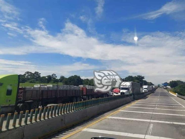 Fuerte movilización por accidente múltiple en Cuitláhuac