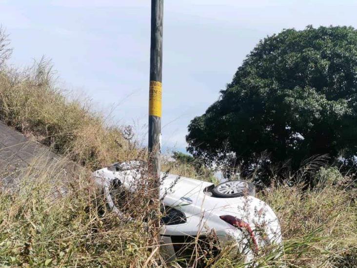 Adulto mayor resulta herido con su familia al volcar el auto donde viajaban en la carretera Cardel-Poza Rica