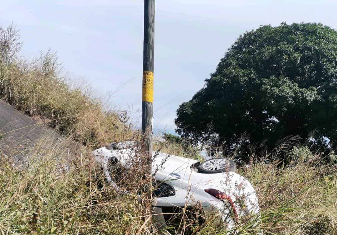 Adulto mayor resulta herido con su familia al volcar el auto donde viajaban en la carretera Cardel-Poza Rica