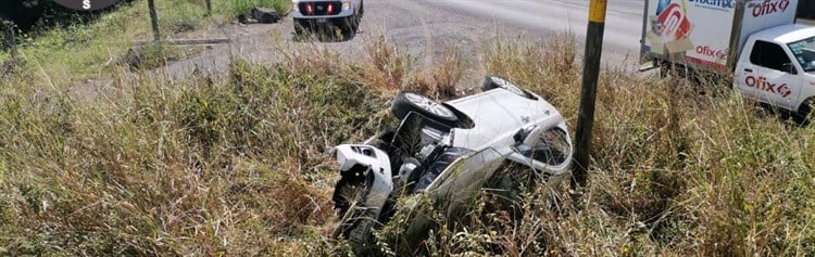 Adulto mayor resulta herido con su familia al volcar el auto donde viajaban en la carretera Cardel-Poza Rica