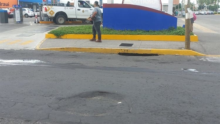 Reparan baches y tragatormentas en calles de Veracruz que eran un peligro para transeúntes