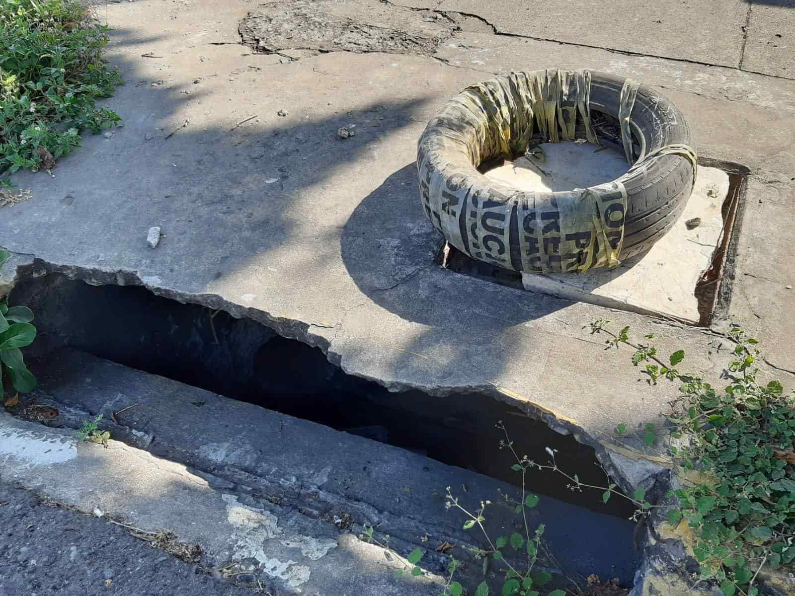 Con llantas, vecinos de la colonia Centro urgen a autoridades que reparen un registro dañado