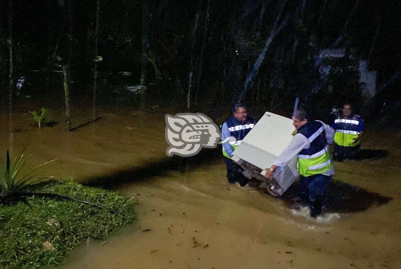 Por las lluvias evacuan a familias de la zona rural de Coatzacoalcos 