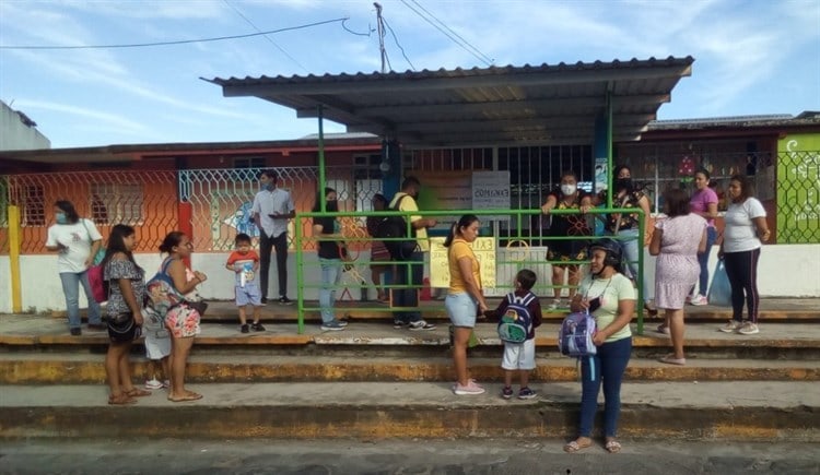 Profesores toma escuela y supervisión escolar de Misantla