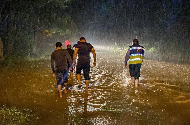 Autoridades atienden a familias afectadas por la depresión tropical Lisa