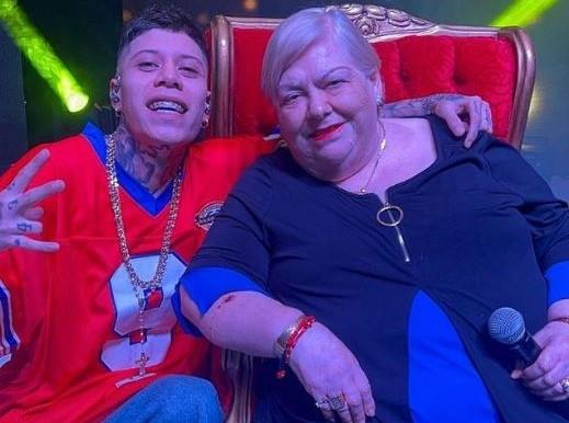 Paquita la del Barrio canta al lado de Santa Fe Klan