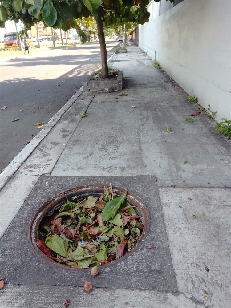 Habitantes urgen a CFE reparar registros incompletos sobre calles de Boca del Río