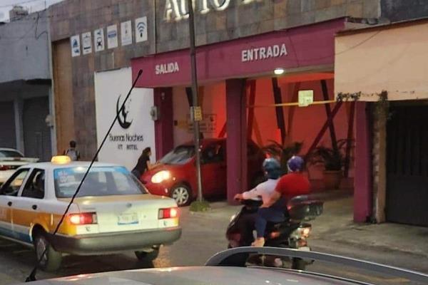 "Lo cacharon en la movida": mujer intercepta a hombre afuera de un motel en Córdoba