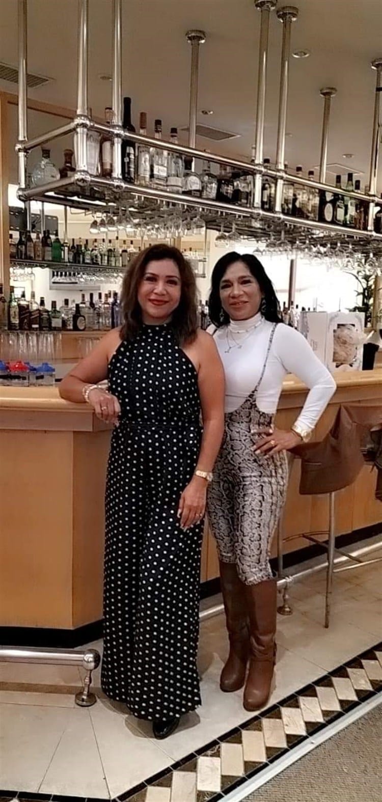 Celebran entre amigas a Lupita Benítez