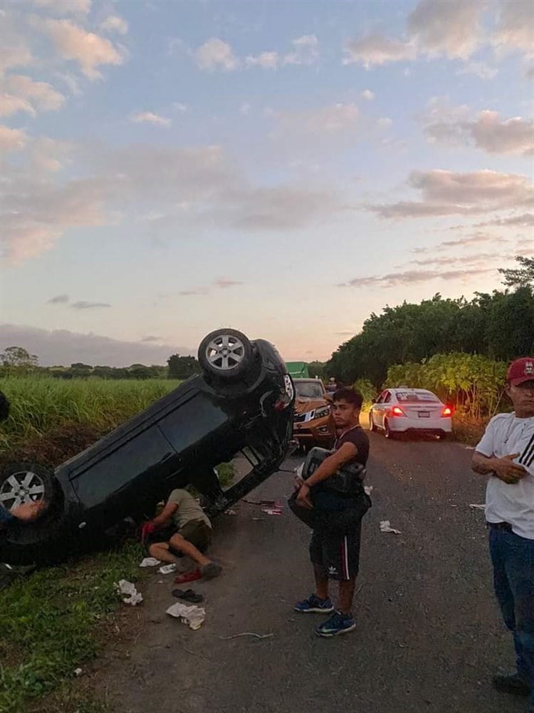 Vuelca automóvil con familia en Paso de Ovejas, perdieron el control