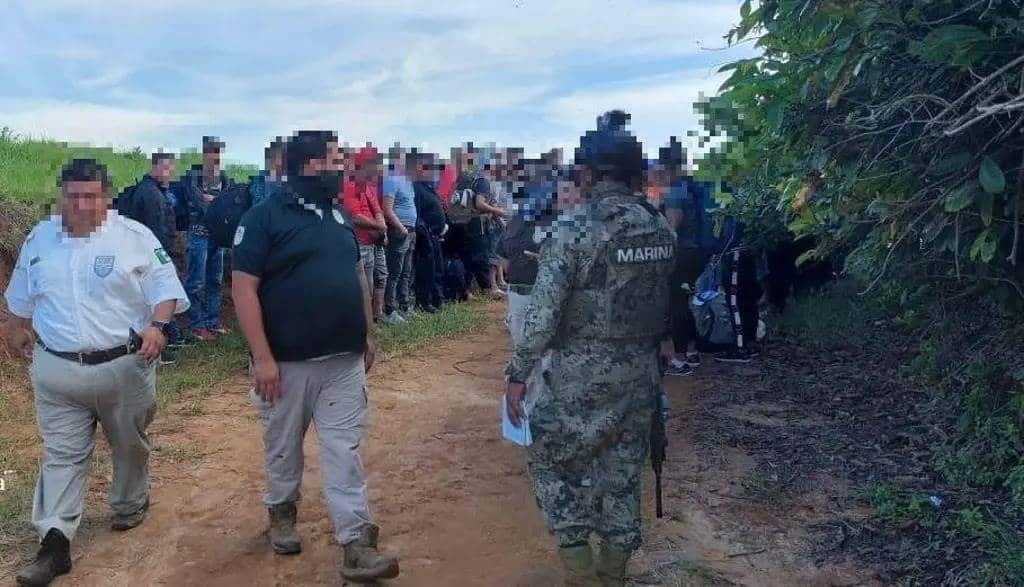 Localizan 109 migrantes centroamericanos en Coatzacoalcos; caen 3 “polleros” por tráfico de personas