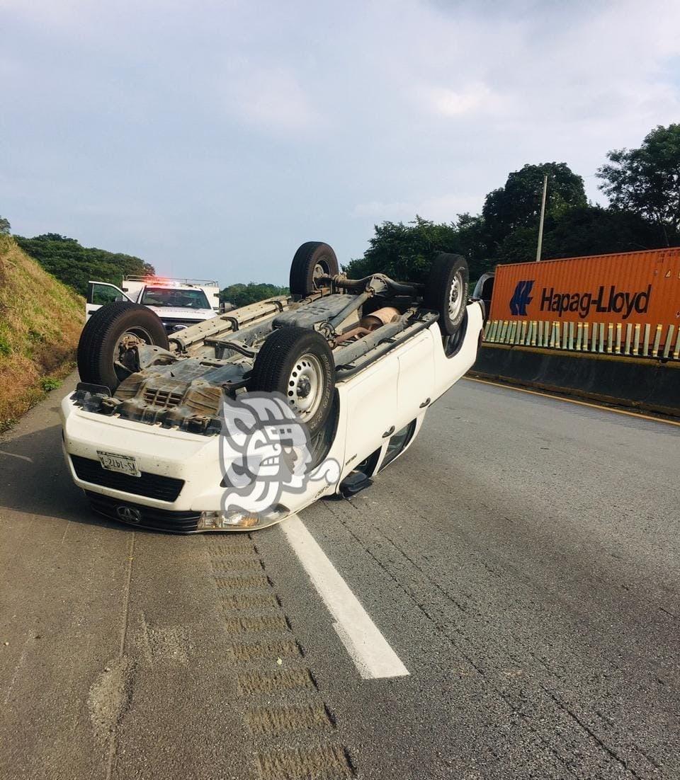 Joven embarazada sufre volcadura en autopista de Acayucan