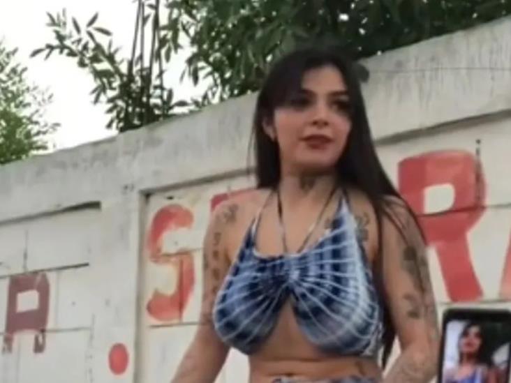 Captan a Karely Ruiz vendiendo su ropa en un mercado de Nuevo León