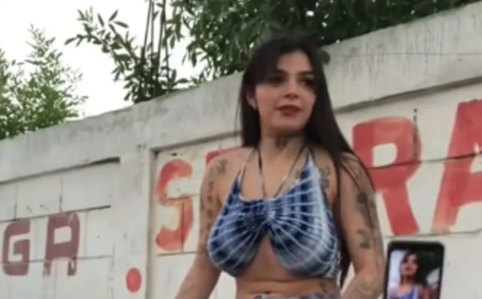 Captan a Karely Ruiz vendiendo su ropa en un mercado de Nuevo León