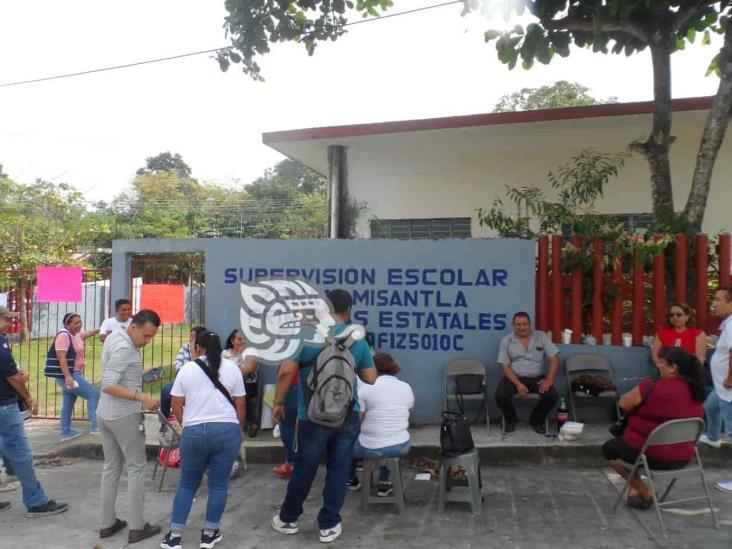 En Misantla, trabajadores de la educación toman escuelas por falta de nivelación salarial