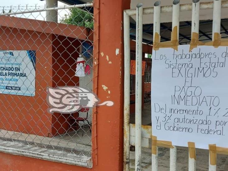 En Misantla, trabajadores de la educación toman escuelas por falta de nivelación salarial