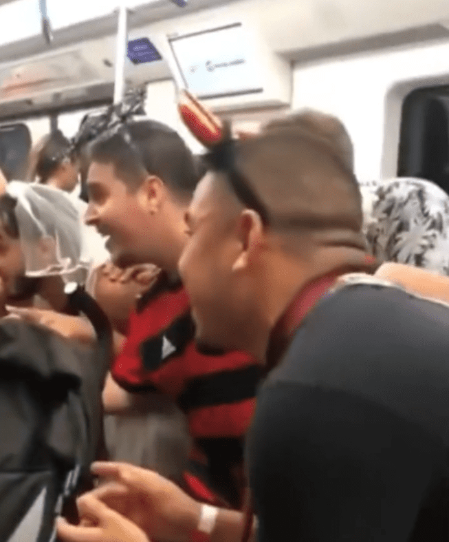 Niña llora en el metro y aficionados de futbol la consuelan (+video)