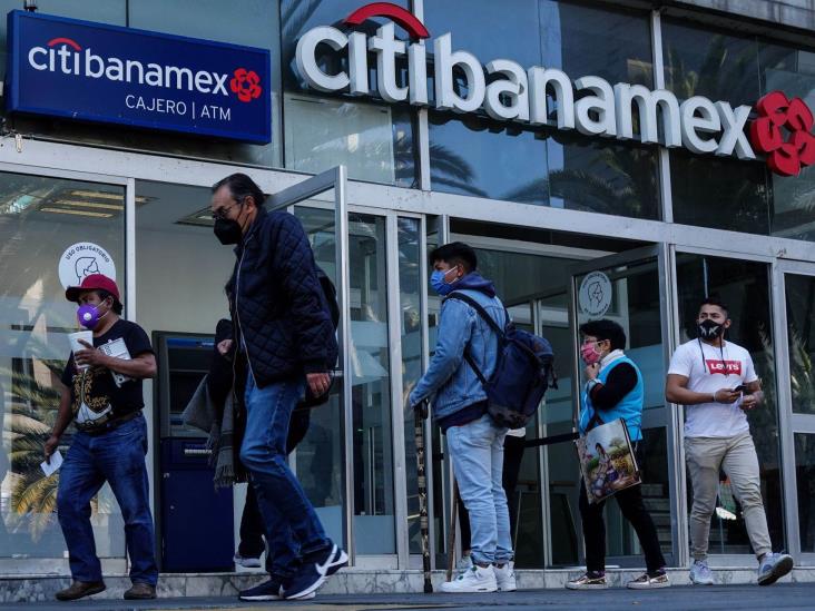 Pese a salida de Carlos Slim, proceso de compra de Banamex continúa, afirma AMLO