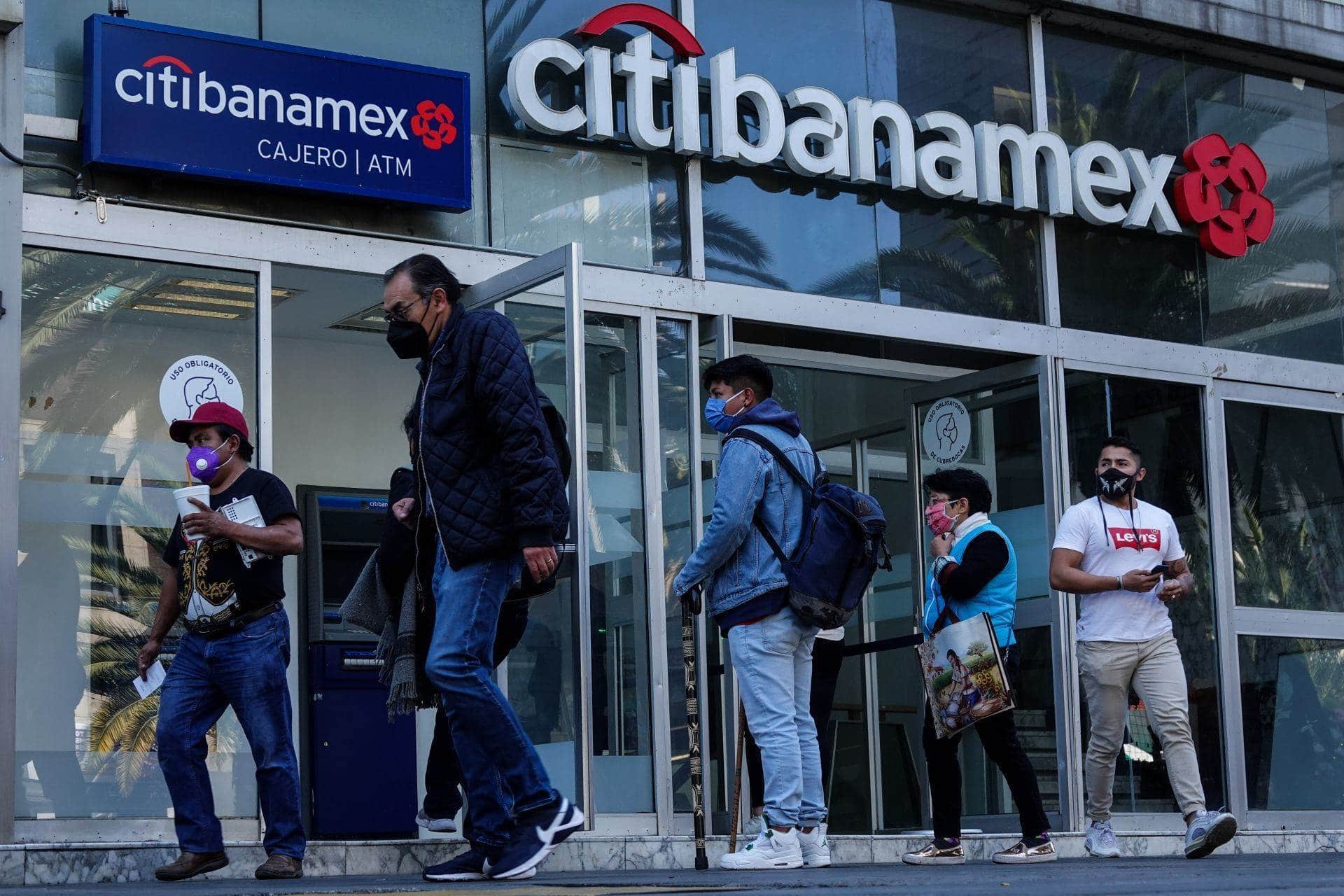 Proceso de compra de Banamex continúa pese a salida de Slim, afirma AMLO