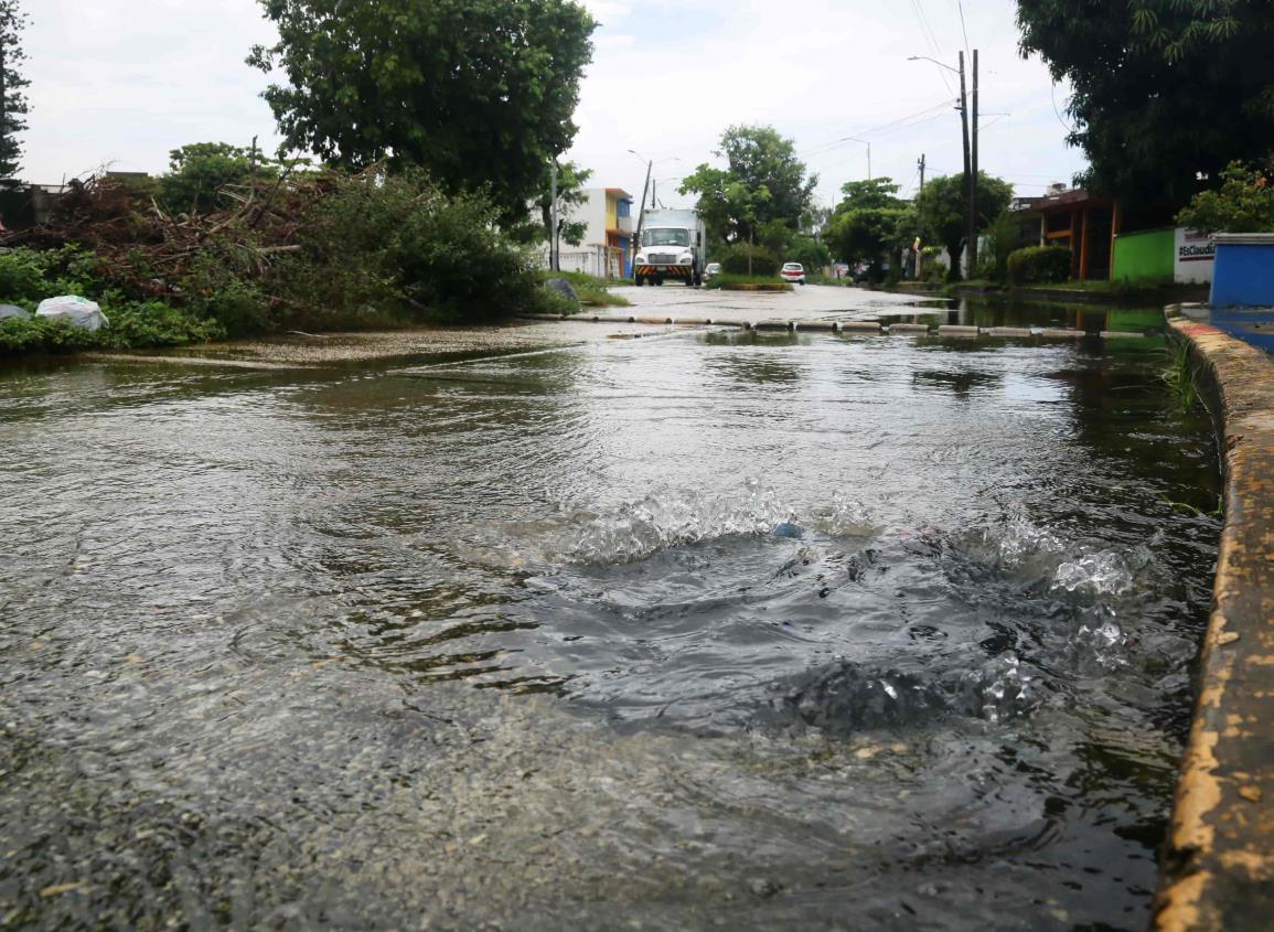 Cubierta por aguas negras avenida en El Tesoro