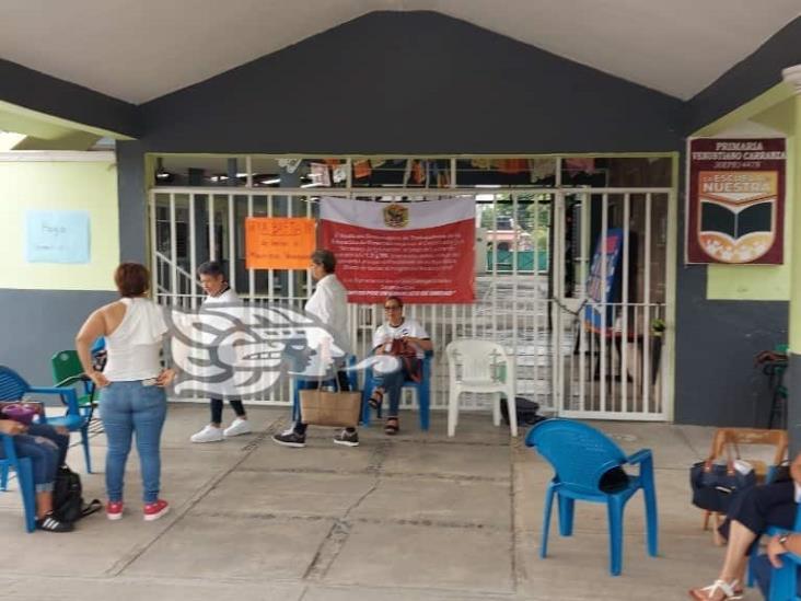 En Misantla, trabajadores de la educación toman escuelas por falta de nivelación salarial