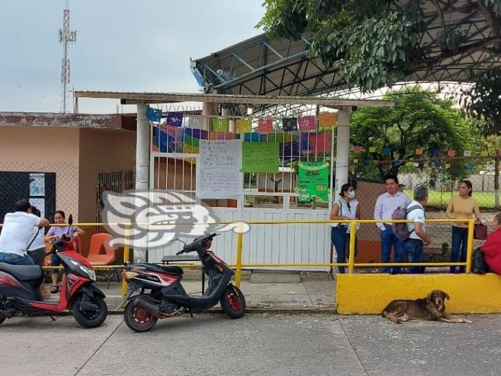 En Misantla, trabajadores de la educación toman escuelas por falta de nivelación salarial