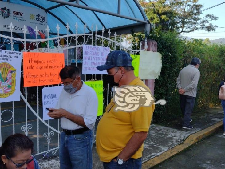 Toman instalaciones de SEV en Orizaba y Córdoba en demanda de pagos