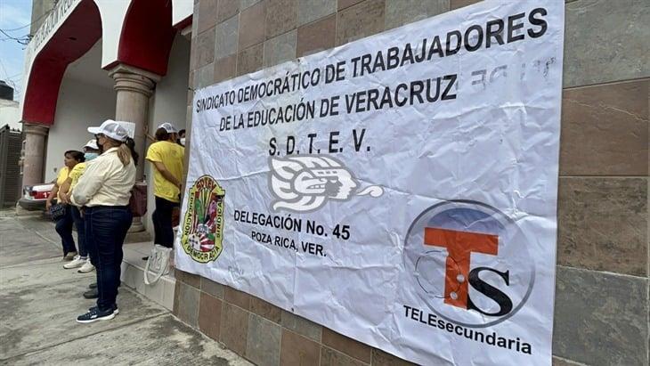 ¡También en Poza Rica! Maestros toman delegación de la SEV