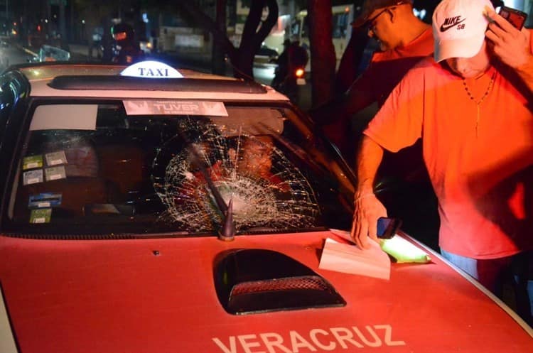 Taxi atropella a borrachito en Veracruz, salió ileso; ¡tuvo más daños el auto!