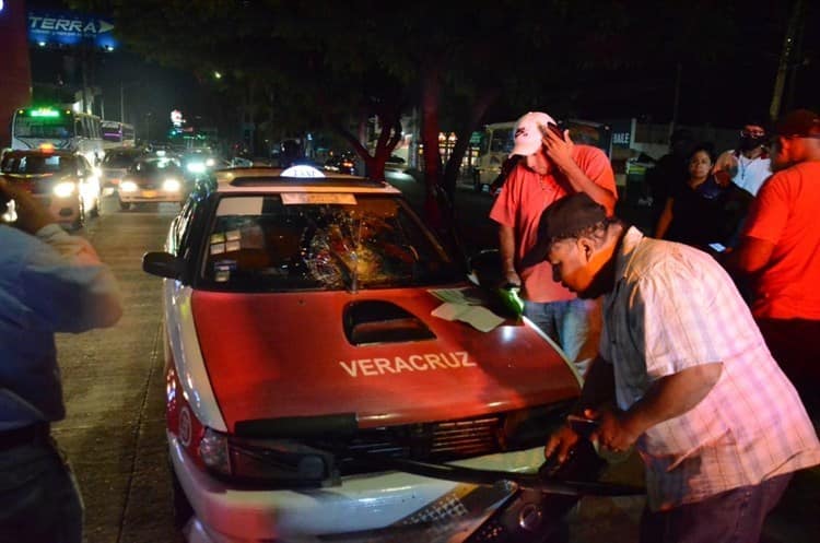 Taxi atropella a borrachito en Veracruz, salió ileso; ¡tuvo más daños el auto!