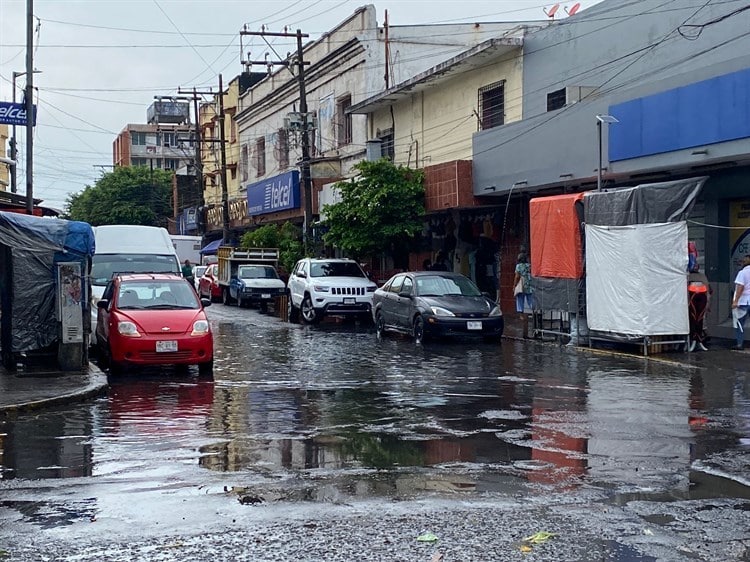 Lluvia provoca fuga de aguas negras en la zona de mercados en Veracruz (+Video)