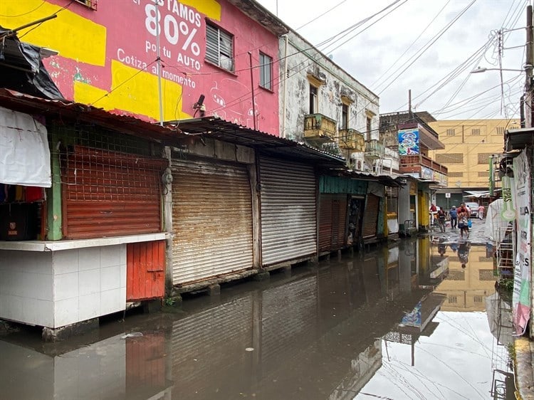 Lluvia provoca fuga de aguas negras en la zona de mercados en Veracruz (+Video)