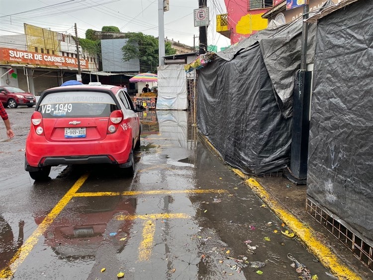 Lluvia provoca fuga de aguas negras en la zona de mercados en Veracruz (+Video)