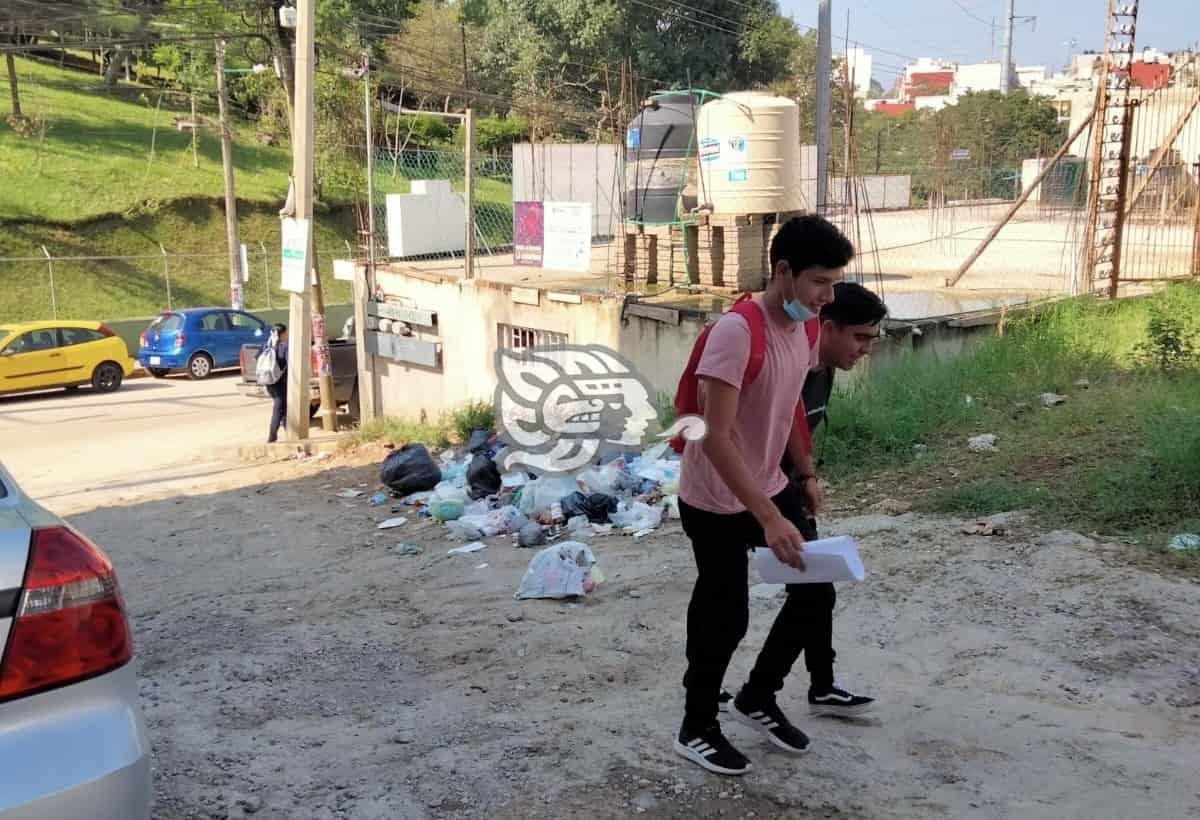 Vecinos y estudiantes del Tec de Xalapa caminan entre la basura