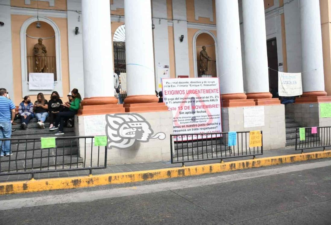 Siguen tomadas escuelas en Xalapa; maestros insisten en incremento salarial