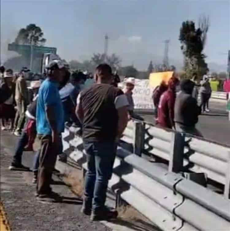 Bloquean la Puebla-Orizaba; exigen liberar a trailero señalado por privar de la vida a militares