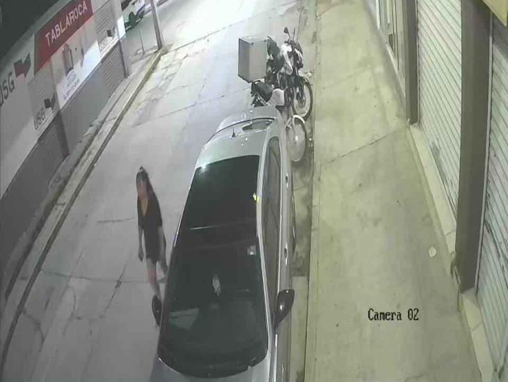 Buscan a mujer que tomó cartera en la calle, en Acayucan