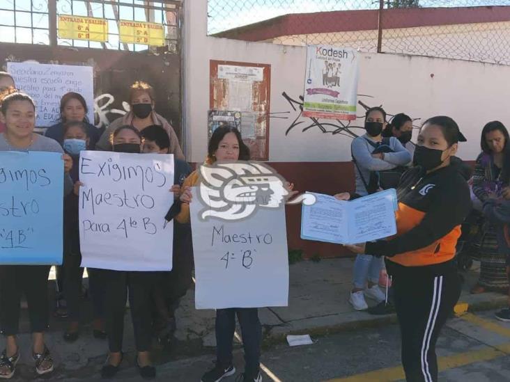 Padres exigen docentes en primaria de Coatepec; toman el plantel