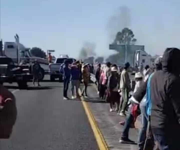 Bloquean la Puebla-Orizaba; exigen liberar a trailero señalado por privar de la vida a militares