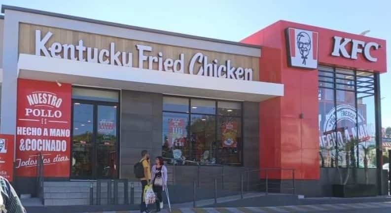 Acusa familia que pollo de Kentucky Fried Chicken tenía gusanos (+Video)